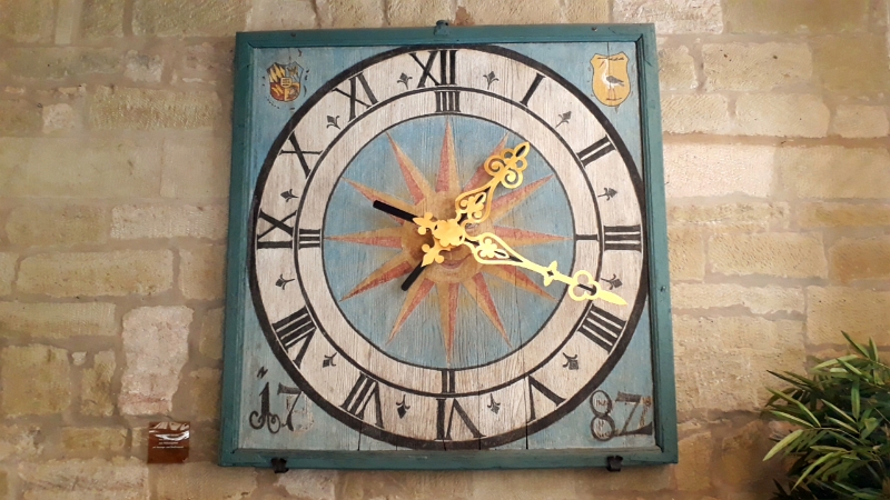 cameringo_2018-02-24 13.19.19.jpg - Im Rathaus finden wir diese alte Uhrtafel.